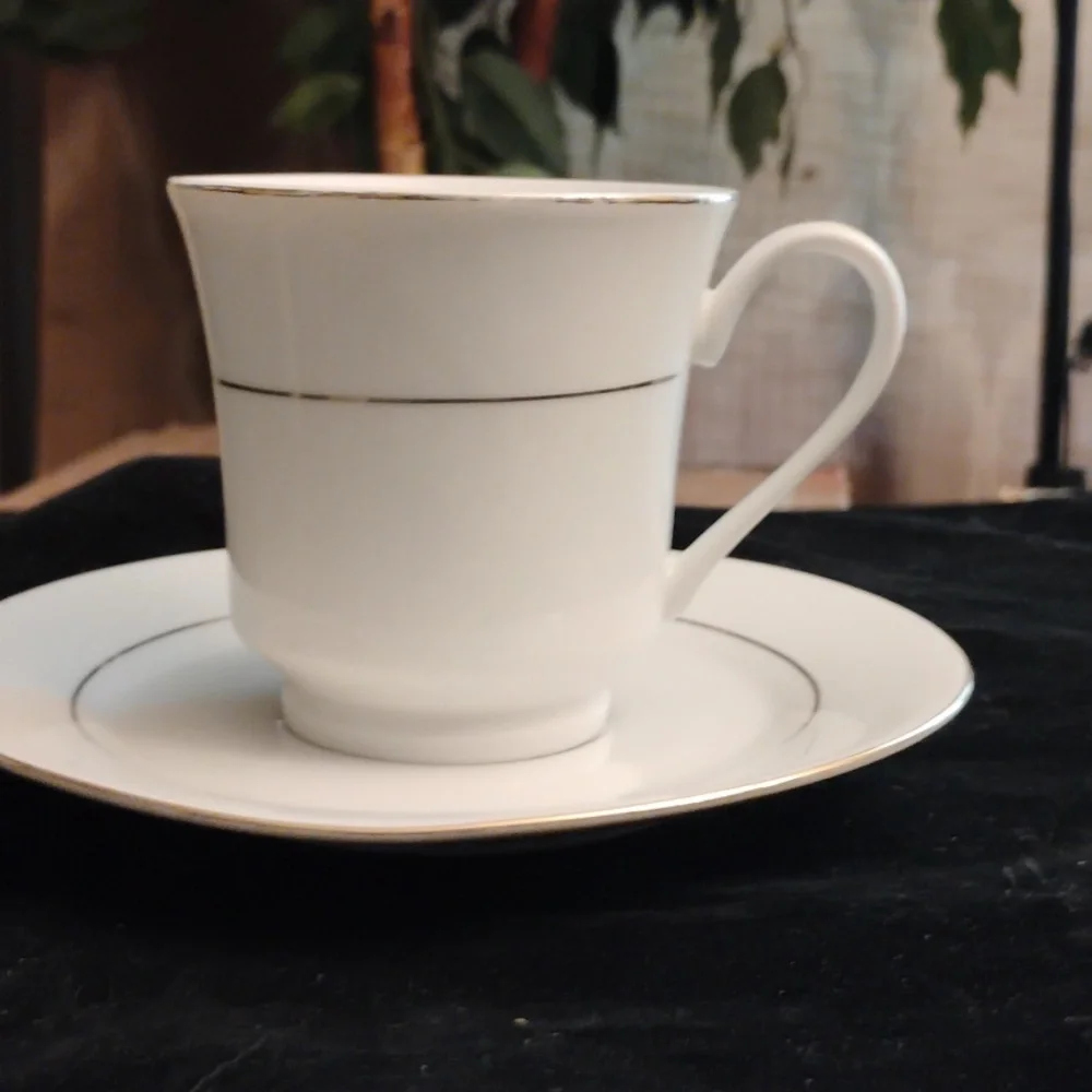 20-Piece Porcelain Dinnerware Set - White and Gold